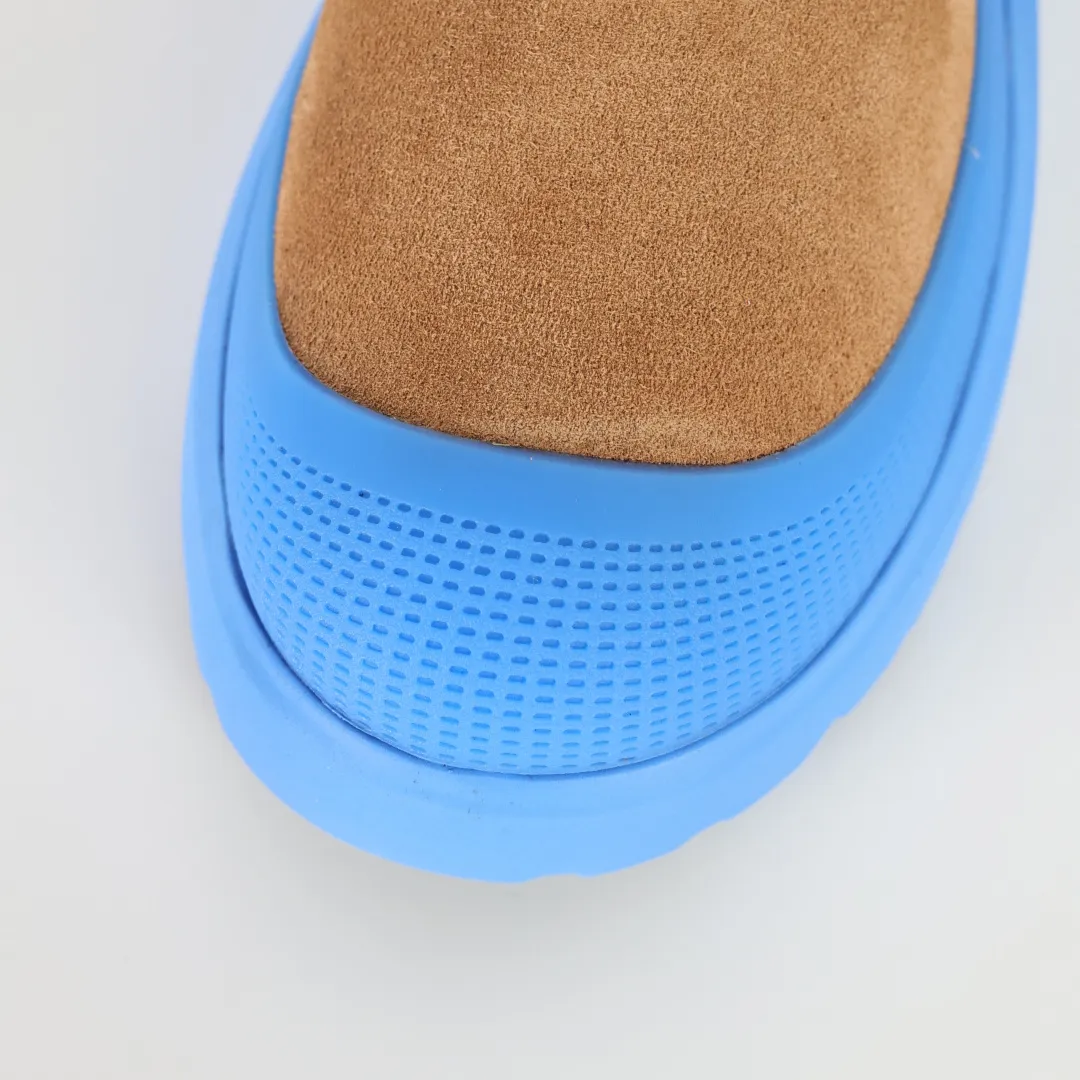 Copy price 💰700 Core recommendation Good price It is a very suitable choice for home furnishings. In recent years, uug has launched a series of styles, which are partial to the preferences of young consumers and have also moved to the forefront of fashion trends. Shoe body material: water-repellent coated suede upper, 17mm UGGPURE™ implantable wool insole, lightweight non-slip and comfortable rubber outsole, with brand LOGO and trademark. Comes with a full set of packaging. Size: 35 36 37 38 3940 41 42 43 44 45